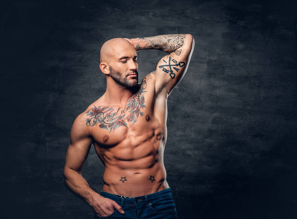 Hombre musculoso sin camisa con tatuajes
 - Foto, imagen
