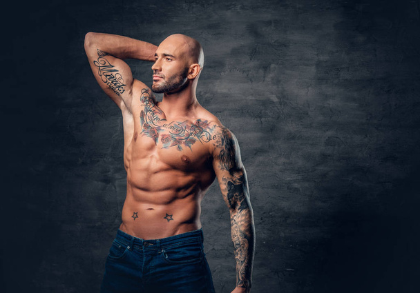 Paidaton lihaksikas mies, jolla on tatuointeja
 - Valokuva, kuva