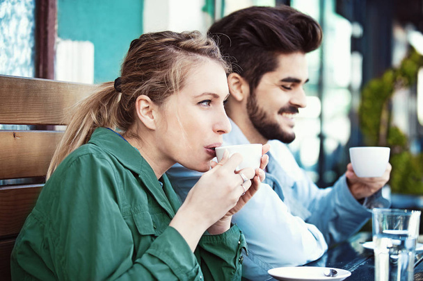 Couple enjoying coffee - Фото, зображення