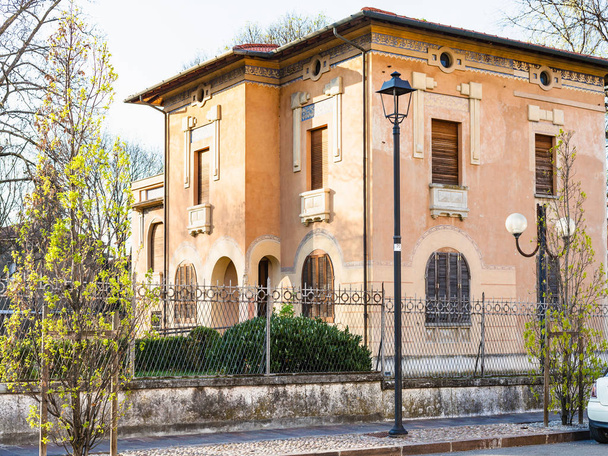 residential house in Mantua city in spring evening - Foto, afbeelding