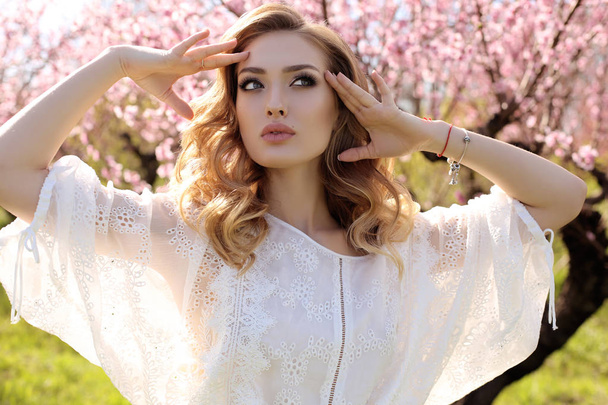 mulher linda com cabelo loiro em vestido elegante posando em flor
 - Foto, Imagem