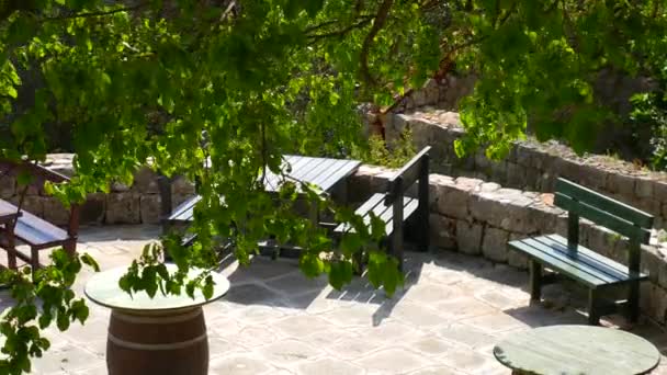 Puupöydät ja tuolit kesäalueella kahvilassa
 - Materiaali, video