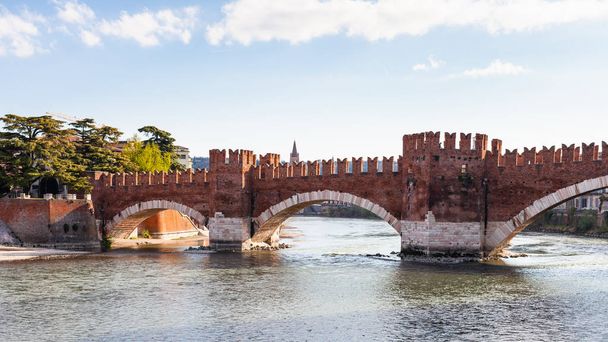 vista sul Ponte di Castel Vecchio a Verona
 - Foto, immagini