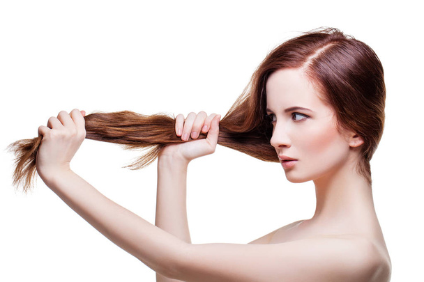 Красивая девушка с длинными сильными волосами
 - Фото, изображение