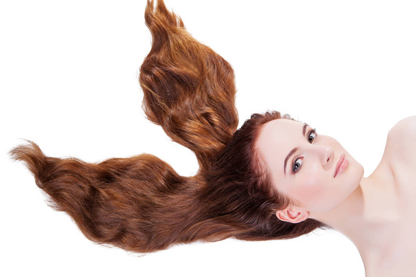 gyönyörű lány hosszú vörös hajjal - Fotó, kép