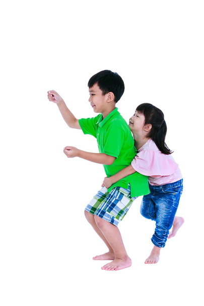 Aziatische zus knuffelen zijn broer gelukkig lacht, geïsoleerd op witte achtergrond. - Foto, afbeelding