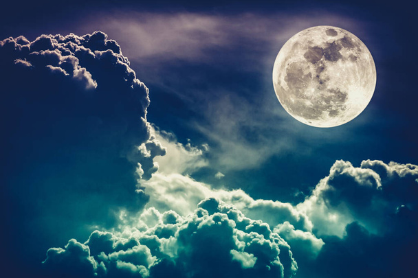 Cielo nocturno con nubes y luna llena brillante con brillante. Tono de proceso cruzado
. - Foto, imagen