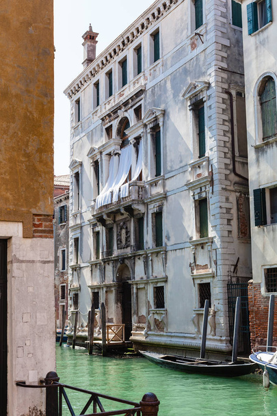 Будинки житлові монолітні на набережній каналу у Венеції - Фото, зображення