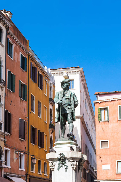 sculpture of Carlo Goldoni on Campo San Bartolomeo - Valokuva, kuva