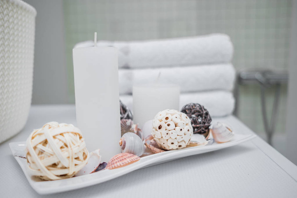 White Spa setting with towels and candle - Foto, afbeelding
