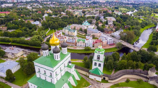 Vue aérienne de la cathédrale de la Trinité, Pskov Kremlin
 - Photo, image