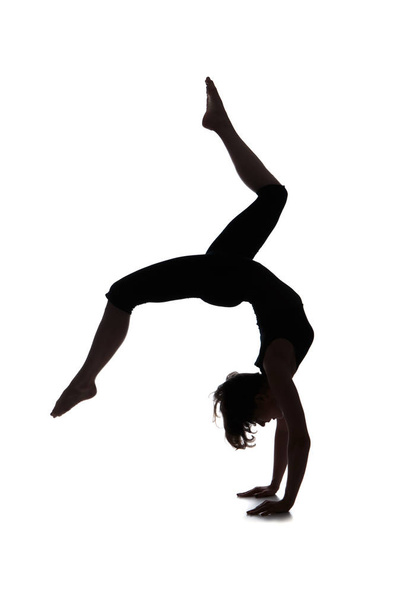 Mujer bailando sobre fondo blanco
 - Foto, Imagen