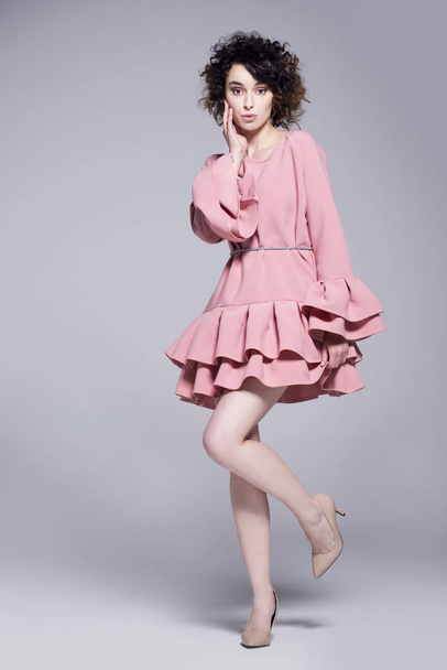 schöne junge Frau in einem rosa Kleid mit Rüschen - Foto, Bild