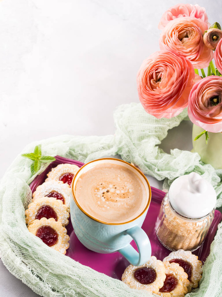 Mug of coffee cookies and flowers - Foto, immagini