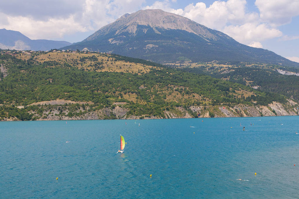 Panoramiczny widok na piękne błękitne lago di Serre-Poncon w - Zdjęcie, obraz