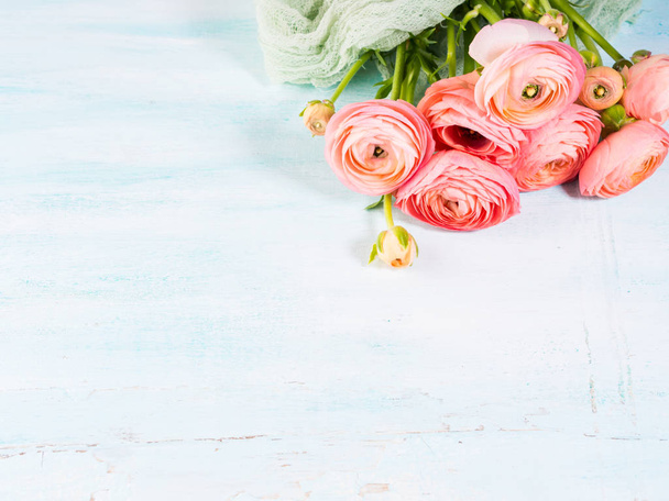 ターコイズの美しいピンクのラナンキュラスの花束 - 写真・画像