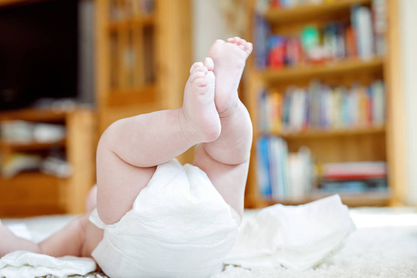 Pieds et jambes du nouveau-né avec couche
 - Photo, image