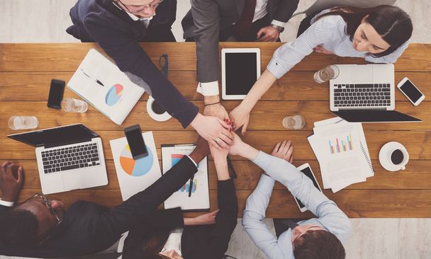 Teamwork en teambuilding concept in office, mensen verbinden hand - Foto, afbeelding