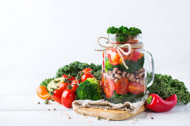 gesunder veganer Salat im Einmachglas mit Bohnen - Foto, Bild