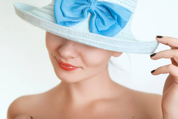 Belle fille dans un chapeau bleu, corps nu
, - Photo, image