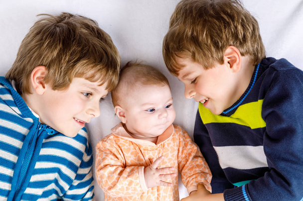zwei glückliche kleine Vorschulkinder Jungen mit neugeborenen Mädchen - Foto, Bild