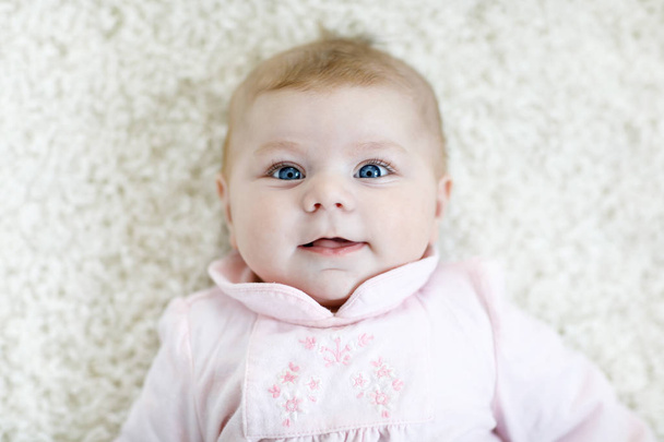 Porträt des süßen entzückenden Neugeborenen - Foto, Bild
