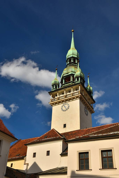 A város Brno. -Cseh Köztársaság - Európa. Kapu a régi városháza. Egy fénykép, egy kilátó gyönyörű régi építészet és a turisztikai látványosságok. Turisztikai információs központ. - Fotó, kép