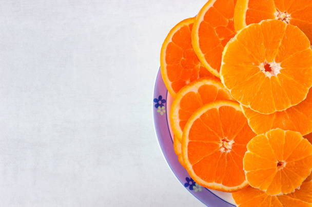 Jasné šťavnaté plátky pomeranče na desce.  - Fotografie, Obrázek
