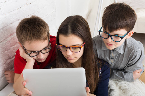 Enfants en lunettes avec tablette, addiction à l'ordinateur
 - Photo, image