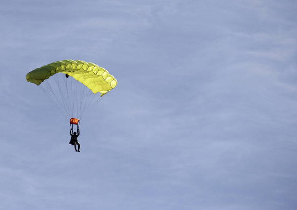 Mann mit gelbem Fallschirm - Foto, Bild