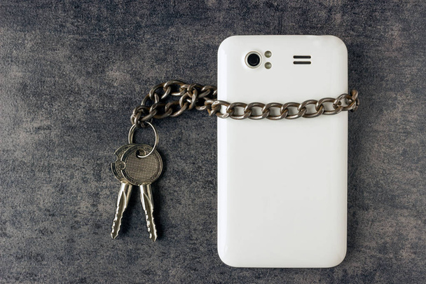 Современный мобильный телефон и цепь с ключами
. - Фото, изображение