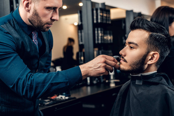 Miesten parran hoito elektronisella trimmerillä
 - Valokuva, kuva