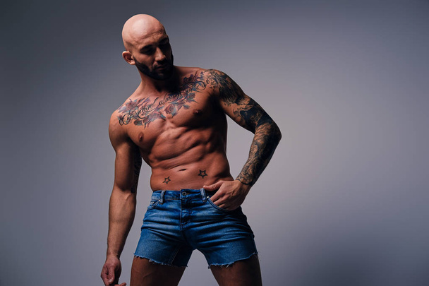 masculino muscular com tatuagens
 - Foto, Imagem