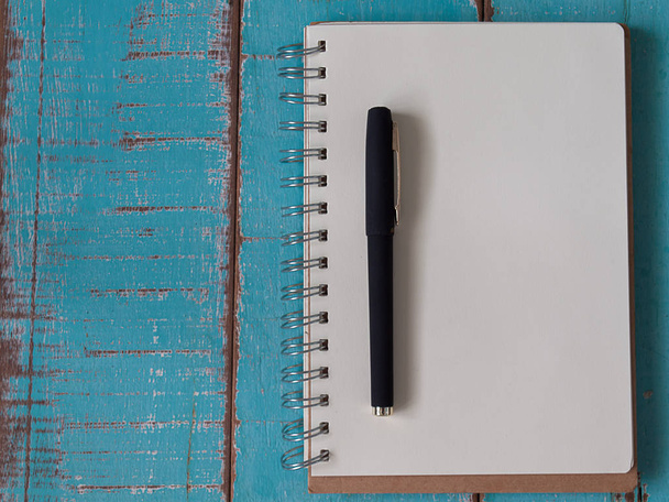 notebook e caneta no chão de madeira
. - Foto, Imagem