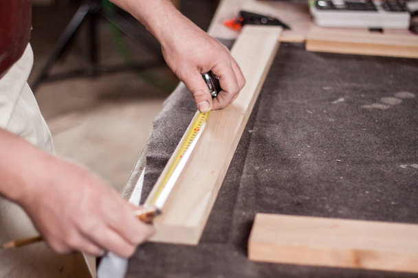 carpenter painting a line for cutting wood - Valokuva, kuva