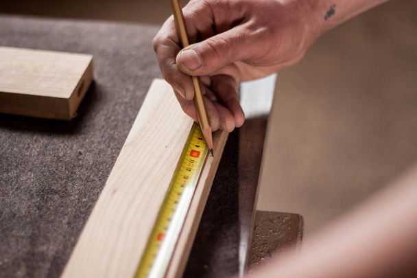 hombre pintando una línea para cortar madera
 - Foto, Imagen