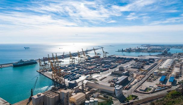Słońce na morzem & Barcelona przemysłowe porty żeglugi i szyna blue-sky dnia. - Zdjęcie, obraz