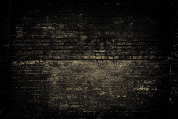 alte Ziegelwand, dunkles Licht. Grunge-Hintergrund - Foto, Bild