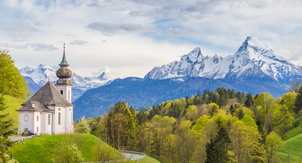 Kościół pielgrzymkowy Maria Gern z góry Watzmann w wiosenny, Bavaria, Niemcy - Zdjęcie, obraz