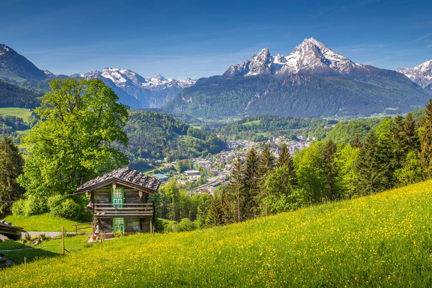 Idilli hegyvidéki táj a hagyományos hegyi faház az Alpokban a tavasz - Fotó, kép