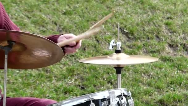 Ruce z pouliční bubeník rychle bije venkovní Drum. - Záběry, video