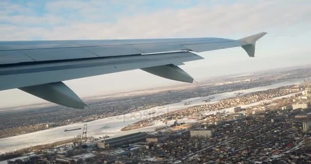 Вид на крило літака з вікна. Політ над містом
 - Кадри, відео