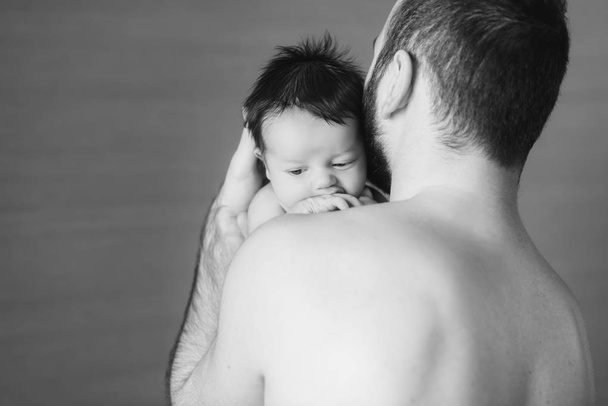 Baby boy crying on his father shoulder - Φωτογραφία, εικόνα
