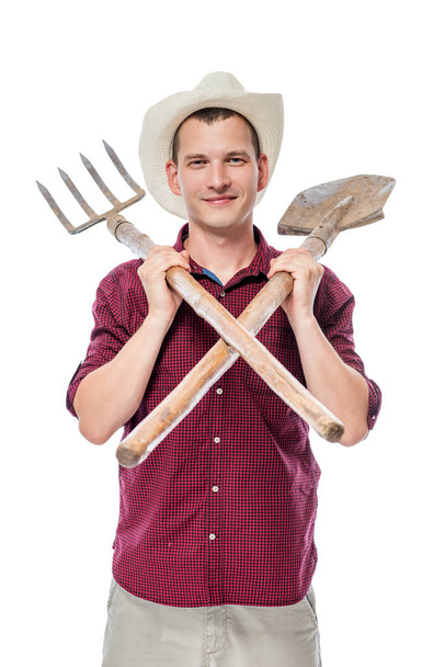 Ευτυχισμένος αγρότης με εργαλεία για το όργωμα σε λευκό φόντο - Φωτογραφία, εικόνα