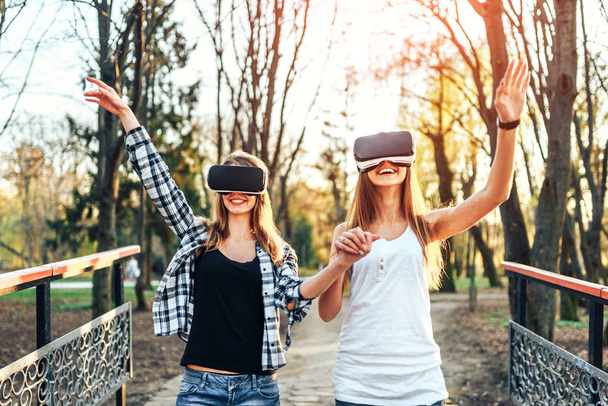 girls enjoy virtual reality glasses  - 写真・画像