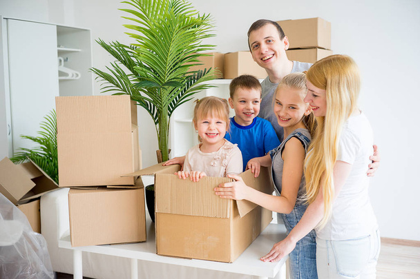Family moving to a new home - 写真・画像