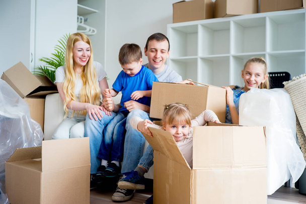 Family moving to a new home - Foto, imagen