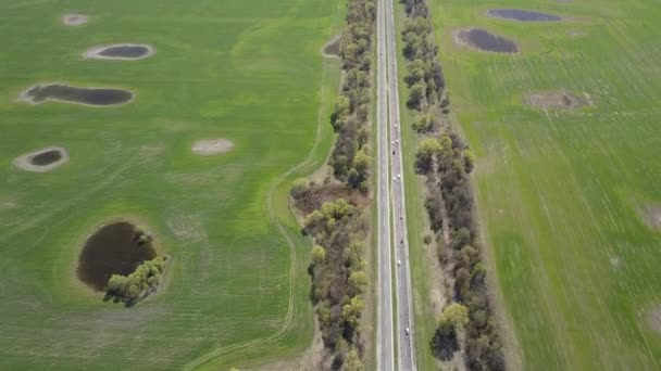 Autostrady i zielone pola - Materiał filmowy, wideo