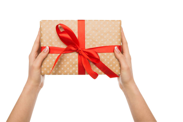 Жінки дають подарункову коробку ізольовано на білому
 - Фото, зображення