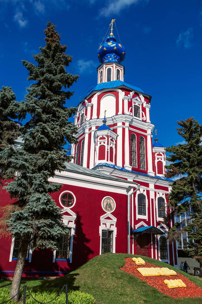 Piękny kościół w centrum europejskiego miasta. Rosyjski Kościół prawosławny - Zdjęcie, obraz